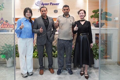 Clients take photos with us, hold discussions, and tour our main products