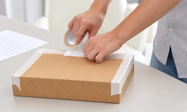 Sealing a protective carton for dispatch